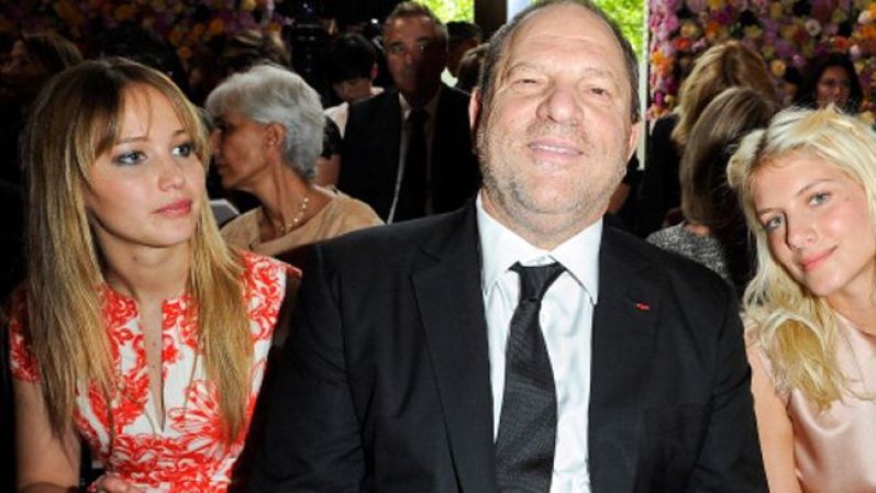 Muy atenta se la ve a la actriz Jennifer Lawerence, en la primera fila del desfile de Christian Dior Alta Costura en Paris el año pasado ¿Será este diseñador quien la vista para los Premios de la Academia de Hollywood?
