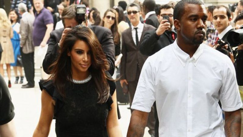La pareja del momento, Kim Kardashian y Kanye West, dos fashionistas que asistieron al desfile de Valentino durante el Paris Fashion Week 2012.