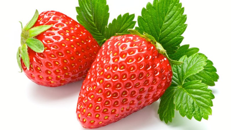 Fresas: también abundan en vitamina C, que fomenta la producción de colágeno y da elasticidad a la piel.