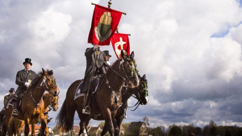 En Alemania, la población de origen eslava festeja Pascuas con un desfile a caballo