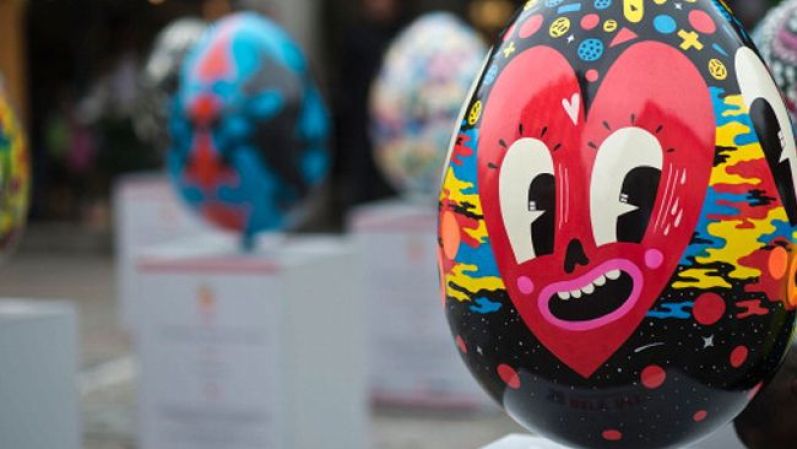 En Londres, una exhibición de huevos enormes y muy divertidos visten la ciudad, para festejar las Pascuas.