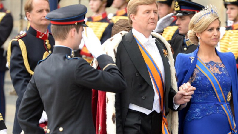 Los Reyes de Holanda, solemnes durante la Jura. Como es característico de Máxima, escogió una tiara para su cabello, que combina a la perfección con su vestido.