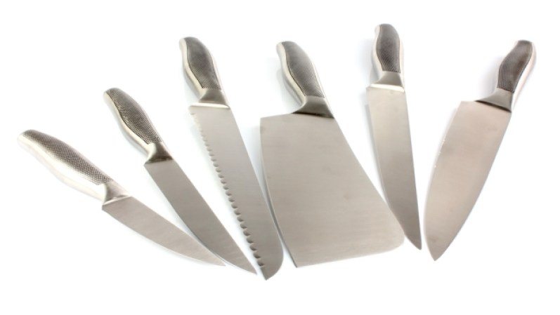 Un juego de cuchillos. Cómprale un kit profesional de cuchillos. Cuando cocine para sus amigos se pavoneará sobre lo filosos que son los cuchillos de cocina que le regaló su hija. Además preparará la comida con menos esfuerzo.