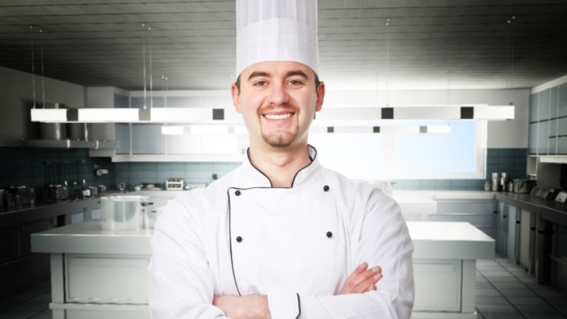 Un curso de cocina. Quizás un curso de cocina con Wok o de cocina Mediterranea o de Sushi. Se imaginativa e incítale a aprender cosas nuevas. Si tienes tiempo quizás puedes anotarte también y pasar buenos momentos juntos.