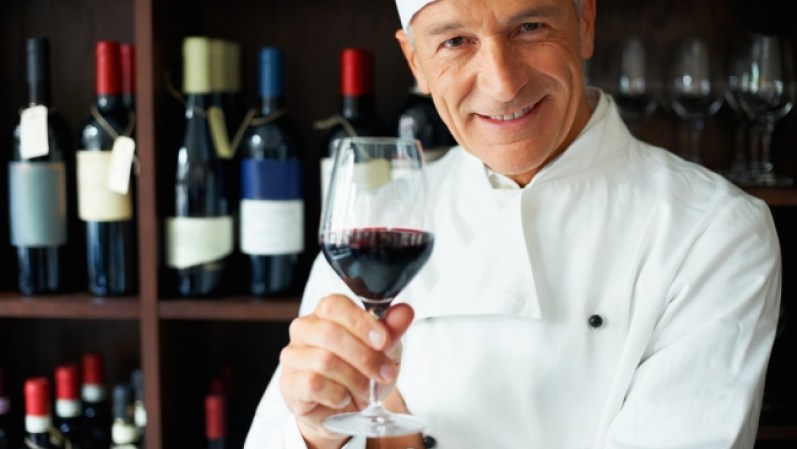 Una cata de vinos. Págale un curso para que se pase una tarde inolvidable aprendiendo sobre los distintos tipos de vinos. Una fiesta para el paladar y para el ánimo. Eso sí: ten la delicadeza de pasarlo a buscar al final del curso con tu carro y asegúrate de que no conduzca.