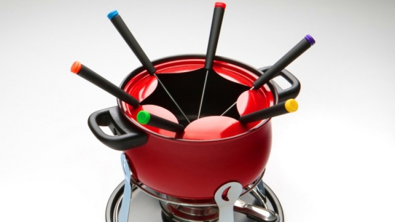 Una fondue. Es tiempo de una cena distinta… Él podrá usarla tanto para salado, con queso; como para dulce, con chocolate. Este accesorio -inventado en Suiza- es ideal para sorprender a la familia con una comida fuera de lo común.