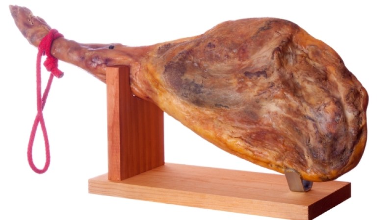 Un Jamón Serrano. ¡Viva España! No hay producto más deseable que un suculento trozo de jamón serrano de bellota. Cada trozo de esa delicia vale su alto precio. Ya sabes: “Barriga llena, papá contento”.