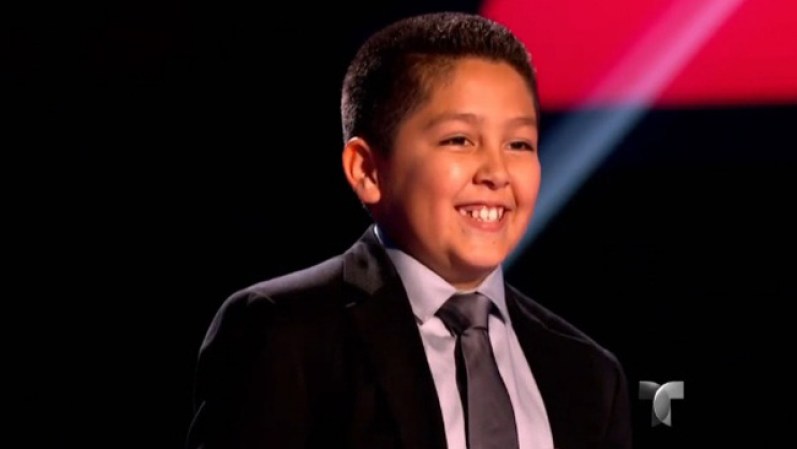Adrián cantó “Querida” y los tres jueces se voltearon por él. Para sorpresa de todos, que creían que eligiría al “team Tapia”, el niño escogió a Prince Royce.