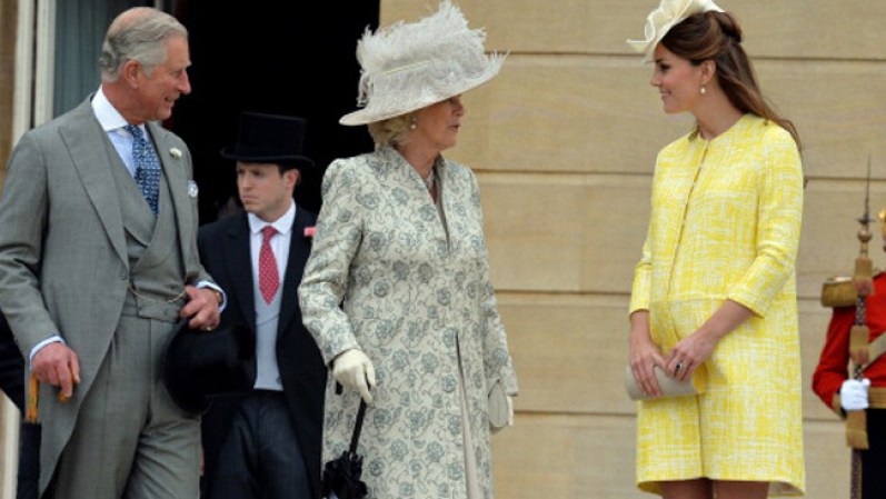 Kate Middleton, durante un acto protocolar junto a quien pronto se convertirá en un flamante abuelo, Carlos, Príncipe de Gales y su mujer Camilla.