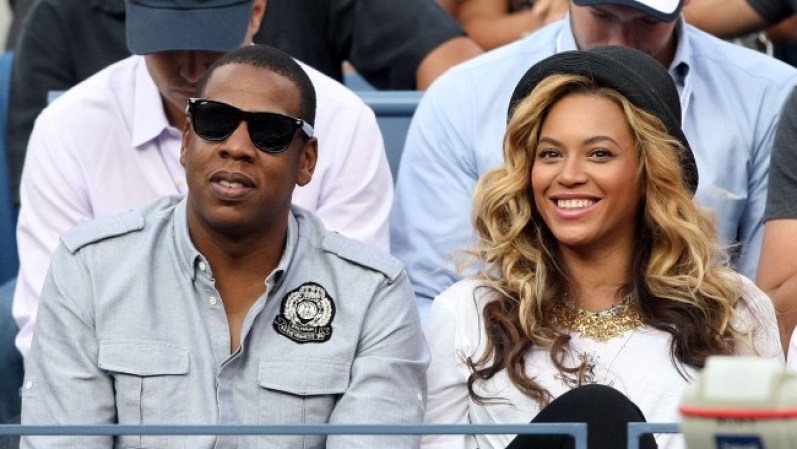 Jay Z y Beyoncé son una de las parejas más estables del mundo de la música. Se conocieron produciendo canciones juntos. Tras el trabajo surgió el amor. Hoy tienen el mundo de la música a sus pies. Su sólida relación de más de 11 años es un hito para el ambiente musical.