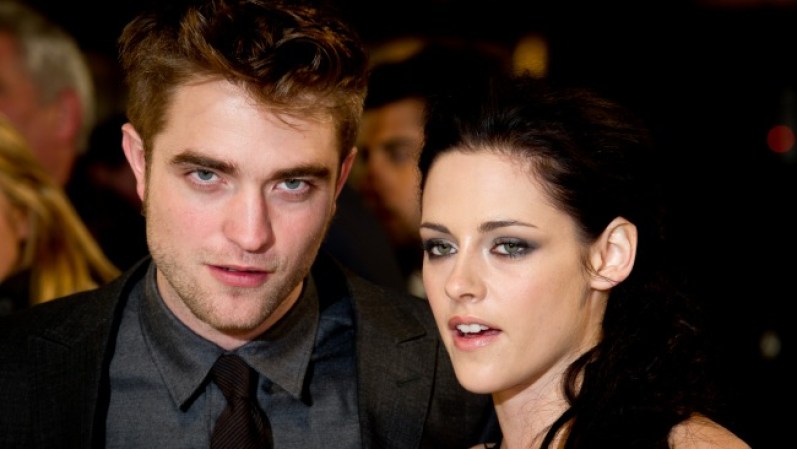 Kristen Stewart y Robert Pattinson se conocieron durante el rodaje de Twilight. Aunque hoy sus carreras crecen por separado su relación parece seguir fuerte. Estos dos jóvenes talentos deben lidiar con cientos de paparazzis cada vez que salen juntos a la calle.