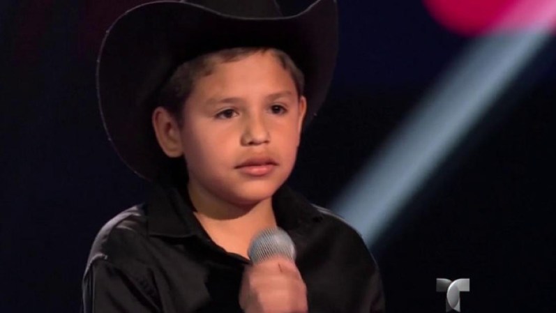 Cristian Santacruz de 11 años de edad, vino de Los Ángeles, California y deleitó a todos con su interpretación del tema "Solo vine a despedirme" pero no logró que los coaches lo sumaran a sus equipos.