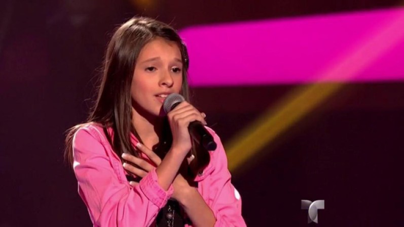 Martha de San Antonio, Texas de 12 años interpretó la canción de 'Camila', "Aléjate de mí". Roberto Tapia giró su silla ¡y se quedó con la voz de Martha!