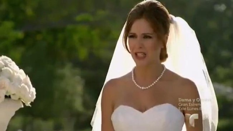 Nina le reclama a Bianca por qué está caminando hacia el altar cuando no es ella quien se va a casar.