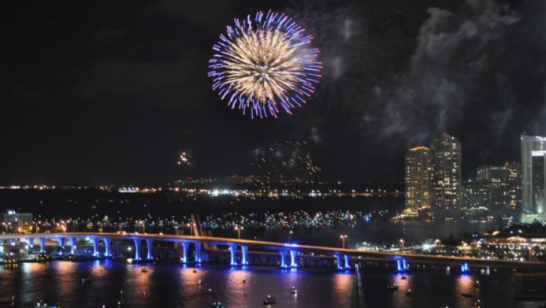 Miami, los fuegos de artificio brillan sobre la bahía de Biscayne. La belleza del atlántico en este día especial.