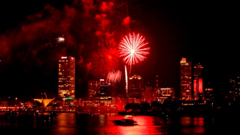 Milwaukee, fuegos artificiales iluminando el lago Michigan, es habitual que en esta ciudad las celebraciones se anticipen un día para no competir con las ciudades cercanas.