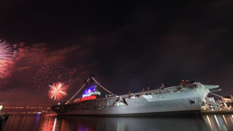 Nueva York, los juegos artificiales de Macy´s decoran el cielo por detrás del USS Intrepid. Las luces iluminan el río Hudson.
