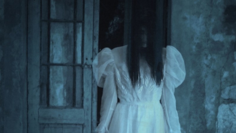 Bloody Mary. Era una chica muy vanidosa debido a su hermoso cabello que todas las noches peinaba cien veces frente al espejo. Le cortaron el pelo por envidia y ella se suicido. Si una mujer enciende tres velas frente al espejo, se peina cien veces y dice “Bloody Mary” verá el fantasma de la niña y morirá de una muerte espantosa.