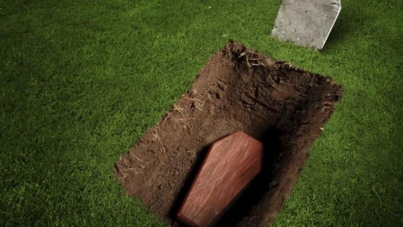 Enterrada viva. Una chica tiene un ataque de catalepsia y su familia la entierra sin que un médico lo verifique. Con terror, años más tarde, los empleados del cementerio hallan las tapas del cajón rasguñadas y con trozos de uñas clavados en ellos. Fue enterrada viva.