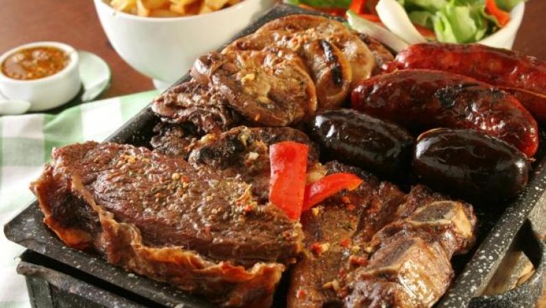 Asado. Este plato tan común en Latinoamérica, alcanza su máxima expresión en la Argentina donde el natural verdor de su pampa hace que su carne vacuna sea excepcionalmente tierna. Se lo suele acompañar de entrañas, chorizos y morcillas.