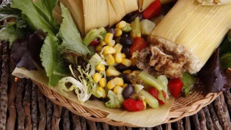 Tamal. Esta delicia Azteca significa en idioma Nahuatl “envuelto”. Hecho con la chala del maíz y relleno con el mismo. Es un plato milenario y propio de América latina.
