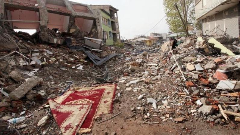 Terremotos. Apocalipsis 16:17: “y la tierra tembló a causa de un terremoto más violento que todos los terremotos que ha habido desde que hay gente en el mundo. La gran ciudad se partió en tres, y las ciudades del mundo se derrumbaron”.
