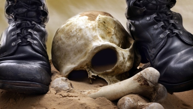 Muerte. Apocalipsis 6:8 “Miré, y vi un caballo amarillento, y el que lo montaba se llamaba Muerte. Tras él venía el que representaba al reino de la muerte, y se les dio poder sobre la cuarta parte del mundo, para matar con guerras…”.