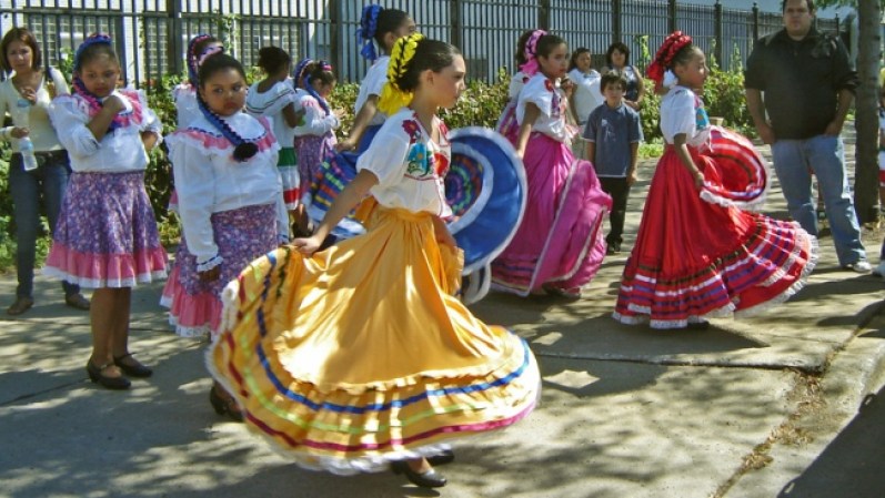 Niñas de la comunidad mexicana de Chicago preparan pasos de baile para celebrar el 16 de septiembre junto a sus familias y vecinos.