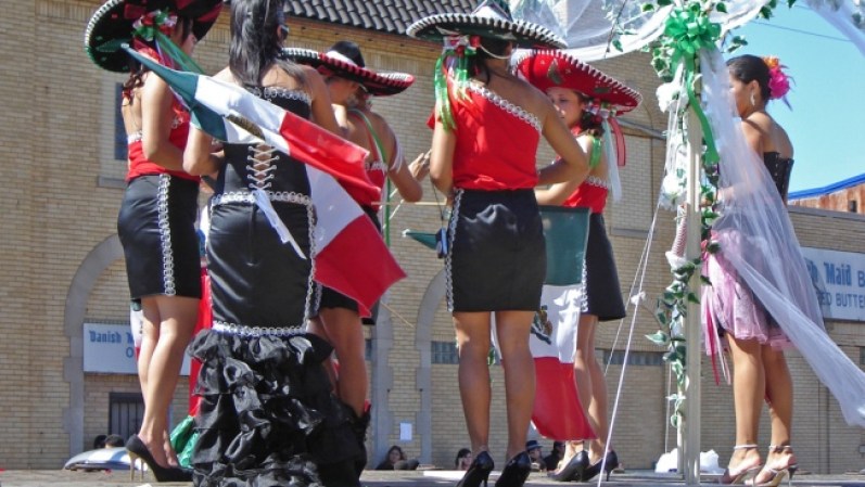Unas chicas de la comunidad mexicana se aprestan para ir de "Mariachis" durante el parade que tiene lugar en Chicago.