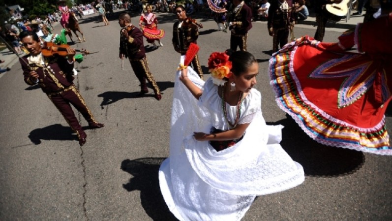 La comunidad latina sale a las calles de Colorado para festejar el día y divulgar su cultura en la nación que los acoge.
