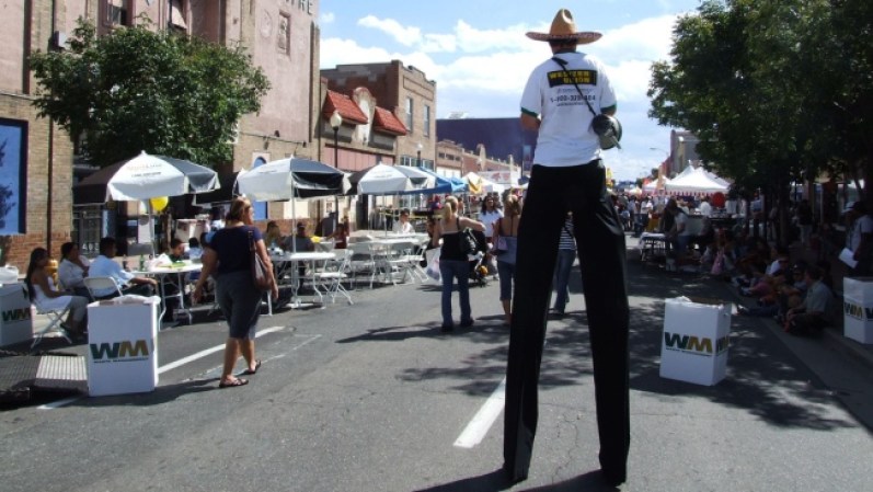 Un mexicano extremadamente alto va a paso seguro a celebrar el 16 de septiembre en Santa Fe.