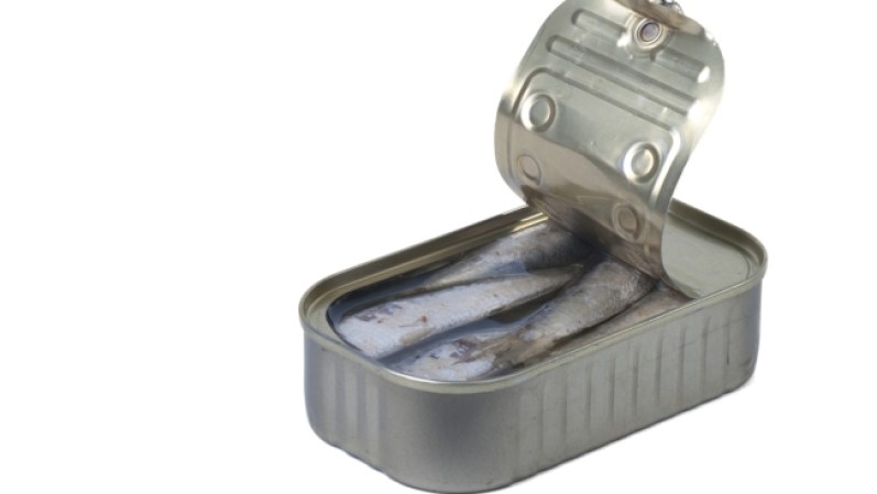 Surströmming. Este arenque enlatado Sueco pasa un año fermentándose. Tanto es así que la lata comienza a expandirse y a deformarse por la presión. Lleva precisas recomendaciones de no abrir la lata en un espacio cerrado. El 90% de los que lo huelen no tienen valor para llevárselo a la boca.