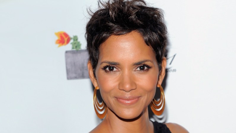 Halle Berry. Antes de ser actriz, la atractiva morena que arranca suspiros mientras transita la cuarta década de su vida, ha sido primera finalista de Miss USA en el año 1986.