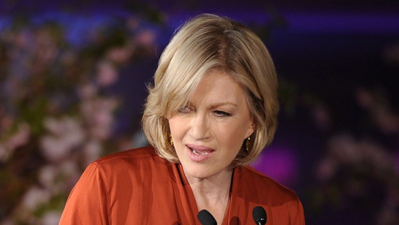Diane Sawyer. La reconocida presentadora de noticias de la cadena ABC ganó en 1963 el certámen de becas America's Junior Miss. En 1967, recibió una licenciatura en Artes en el Wellesley College.