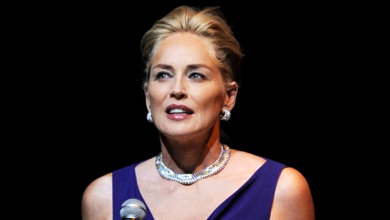 Sharon Stone. La sensual y talentosa actriz ganó el título de Miss Crawford County en su natal Meadville. Uno de los jueces del certamen sugirió que se mudara a New York para convertirse en modelo. Así lo hizo Stone, y en 1977 abandonó Meadville y se fue a vivir a la casa de su tía en New Jersey, para comenzar su carrera en la agencia de modelos Ford.