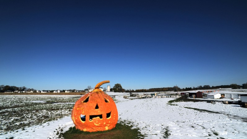Una calabaza gigante descansa sobre la hierba nevada después de la tormenta de nieve en Richboro, Pennsylvania.