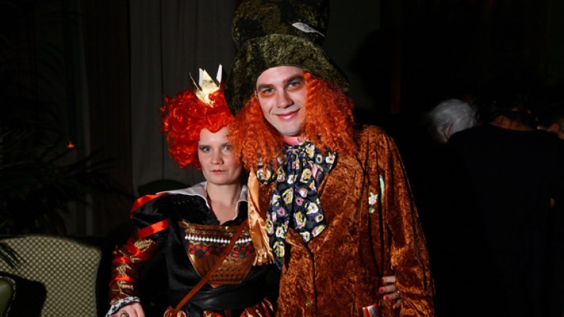 Una colorida pareja posa durante la fiesta ofrecida por el actor Alan Cumming en New York.