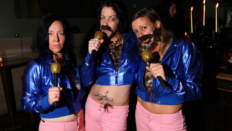 ¿Y este trío que se las trae? Así asistieron estas tres mujeres a la fiesta de disfraces que Alan Cumming ofreció en New York.