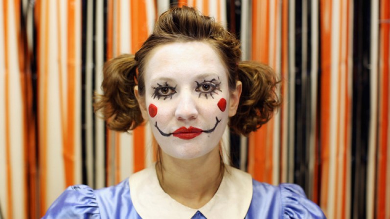 Una vendedora de la tienda Angels Fancy Dress de Londres decidió disfrazarse de muñequita para atender a sus clientes para Halloween.
