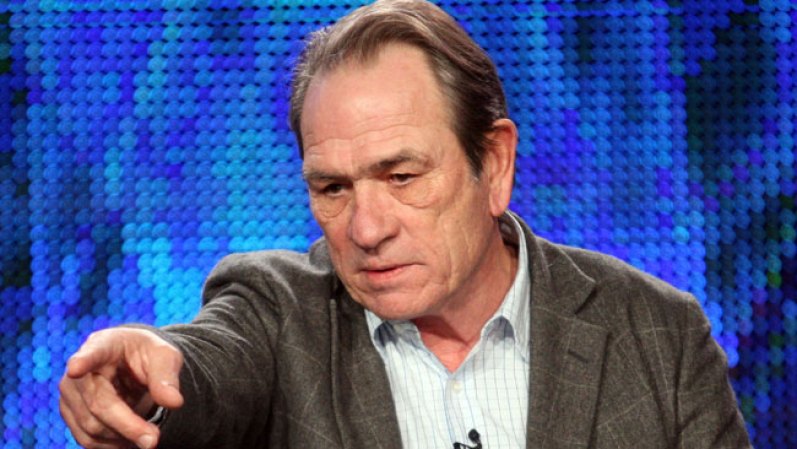 Tommy Lee Jones. Actor y director de cine que ha participado en grandes éxitos, entre los que figuran The Fugitive, Men in Black. Hoy, atravesando sus sesenta, conserva un gran atractivo. Fecha de nacimiento: 15 de septiembre de 1946.