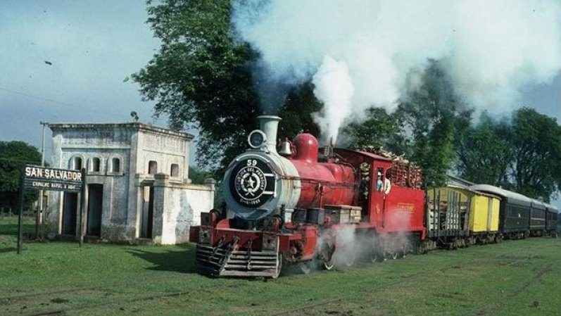 Martínez lleva 34 años trabajando en los talleres ferroviarios de Sapucai, a 90 kilómetros de la capital, y cuando en 2001 fueron despedidos todos los empleados "el mundo se me vino abajo porque el tren era mi vida".