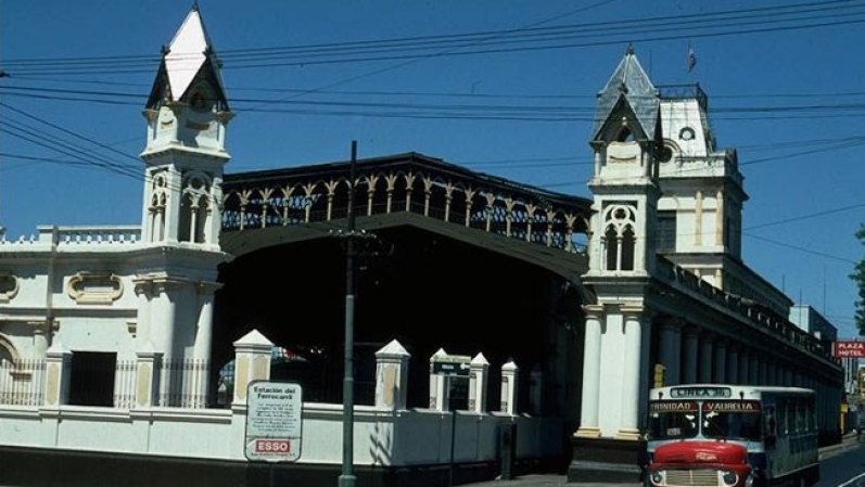 En la actualidad la compañía cuenta con sólo 20 funcionarios y sobrevive con los ingresos provenientes de la tarea que realizan cuatro locomotoras diesel en el puerto de Encarnación sobre el río Paraná, 420 kilómetros al sur. En la foto: una de las estaciones del tren.