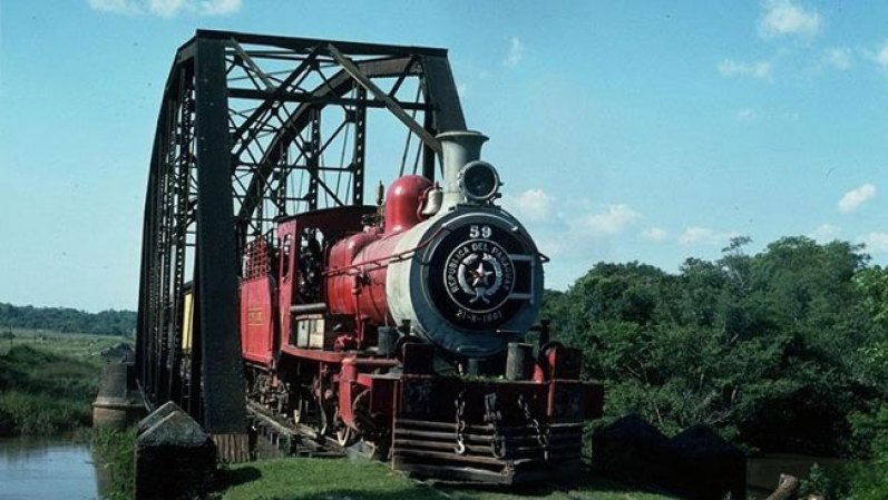 "Esas máquinas cargan y transportan en un trayecto de cinco a diez kilómetros productos agrícolas hasta vagones del ferrocarril argentino", reveló Centurión, confesando que "en muchas estaciones tenemos coches de madera y metal abandonados... uno de ellos lo estamos alquilando para la venta de hamburguesas y salchichas".