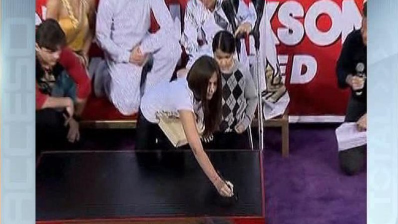 El momento más culminante fue cuando Paris, comenzó a dar forma a la placa de cemento de su padre, junto a sus hermanos,Prince y “Blanket”.