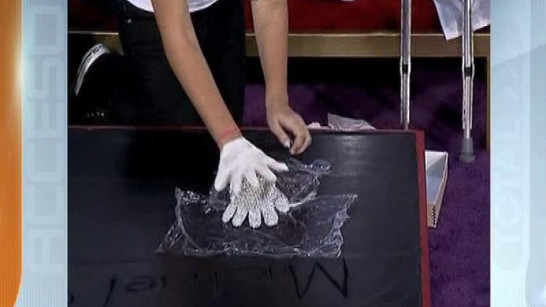 Los guantes brillantes de Michael Jackson sirvieron a Paris, a estampar su huella.
