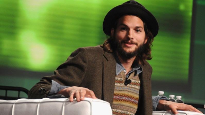 9. Ashton Kutcher es de los famosos que empezaron en el Twitter, cuenta con 7´976,297 seguidores.