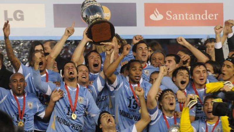 Uruguay rey de América - Luis Suárez y Diego Forlán llevaron a Uruguay a su decimoquinto título de la Copa América, una gesta de récord que supera ya a Argentina en el palmarés. Fue con diferencia el mejor equipo del torneo. Con el cuarto puesto en el pasado Mundial de Sudáfrica y la nominación de Forlán como mejor jugador definitivamente la “Celeste” está dando la cara por América.