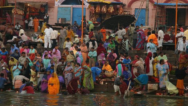 Varanasi, India. Es “la ciudad santa” para el hinduismo. Se encuentra a orillas del río Ganges y según cuenta la leyenda, fue fundada por el dios Shivá. Recibe constantemente miles de peregrinos hindúes, que llegan para bañarse y purificarse en sus aguas, consideradas “sagradas”.
