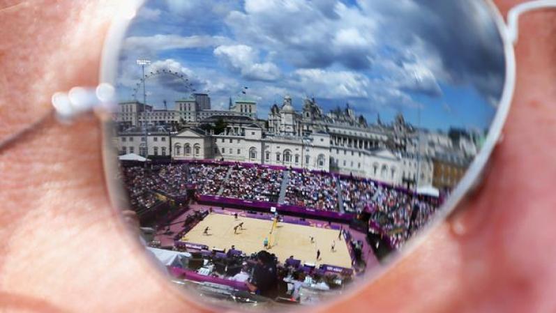 ... Y millones de miradas en el terreno de juego y en la televisión, son los testigos de 24 parejas femeninas que disputan la medalla de oro, bronce y plata. El espectáculo se roba todo el sol de Londres. Algunos prefieren proteger públicamente, lo que no necesita anteojos.