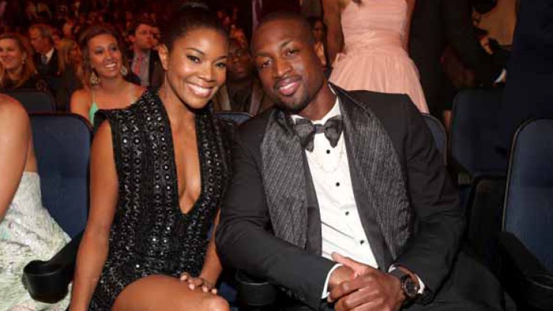 22 DICIEMBRE, 2013: Después de casi 5 años de noviazgo, Dwyane Wade, uno de los jugadores clave del Miami Heat está feliz porque su novia, la famosa actriz Gabrielle Union aceptó su propuesta de matrimonio.